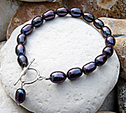 Sterling silver bracelet with dark grey rice pearls