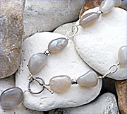 Sterling silver necklace with 19 grey agate stones (Total length of necklace 50cm / drop 25cm)